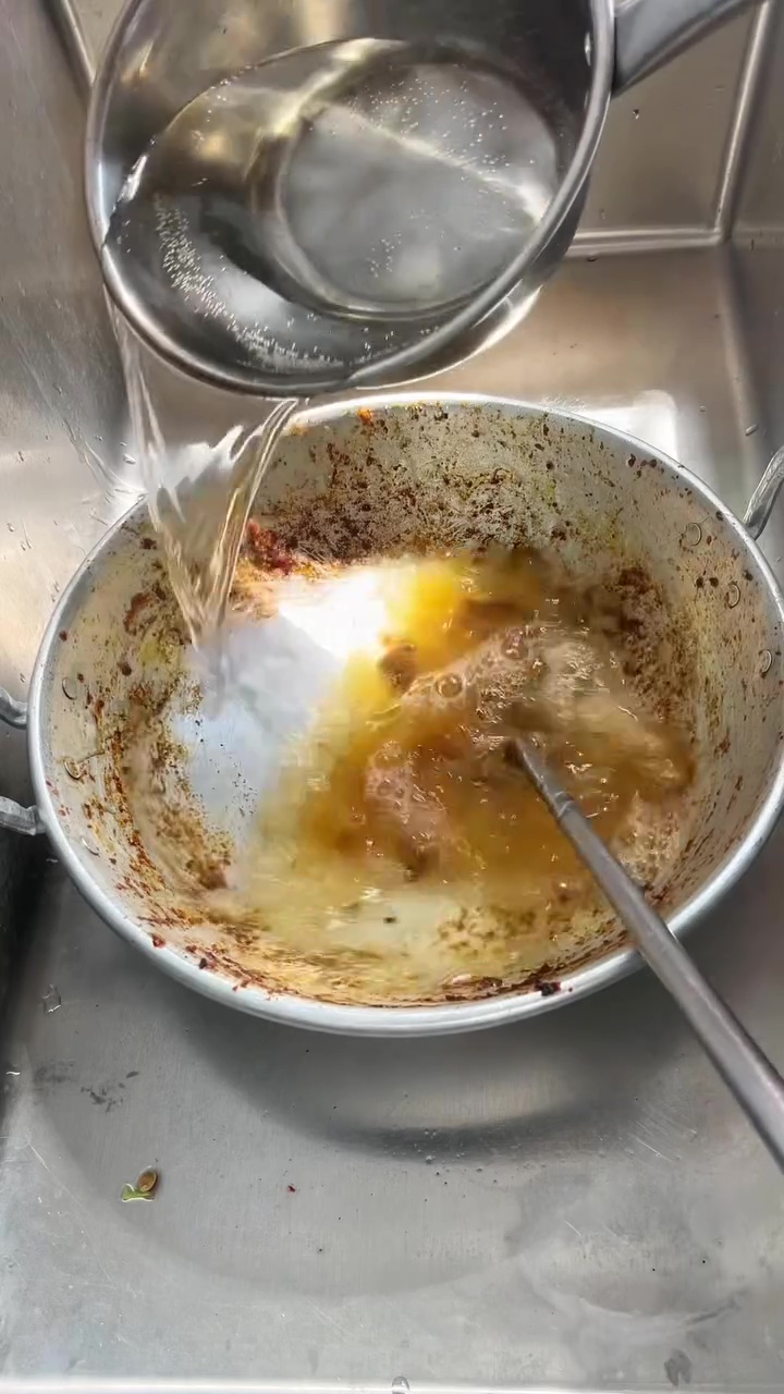 Habis masak rendang, wajan jadi amis dan berkerak? Cuci pakai 2 bahan dapur ini, beres hanya 10 menit