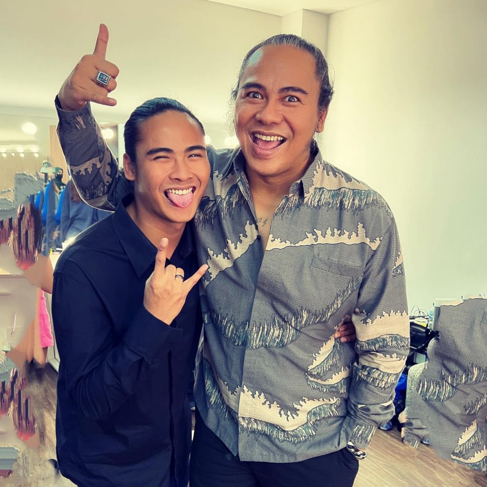 Potret 9 vokalis bareng putranya ini sering dianggap kakak-adik, padahal selisih usainya puluhan tahun