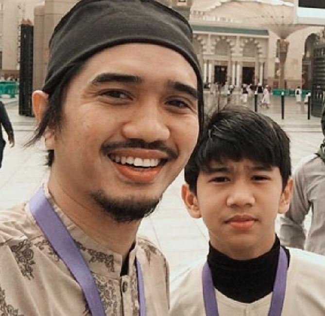 Potret 9 vokalis bareng putranya ini sering dianggap kakak-adik, padahal selisih usainya puluhan tahun