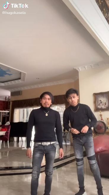 Potret 9 vokalis bareng putranya ini sering dianggap kakak-adik, padahal selisih usainya puluhan tahun