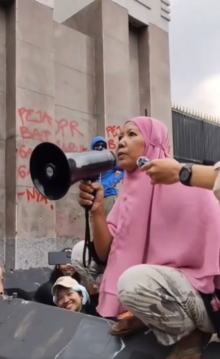 Momen emak-emak ikut demo sampai dicariin anaknya, saat pulang ke rumah endingnya bikin terenyuh