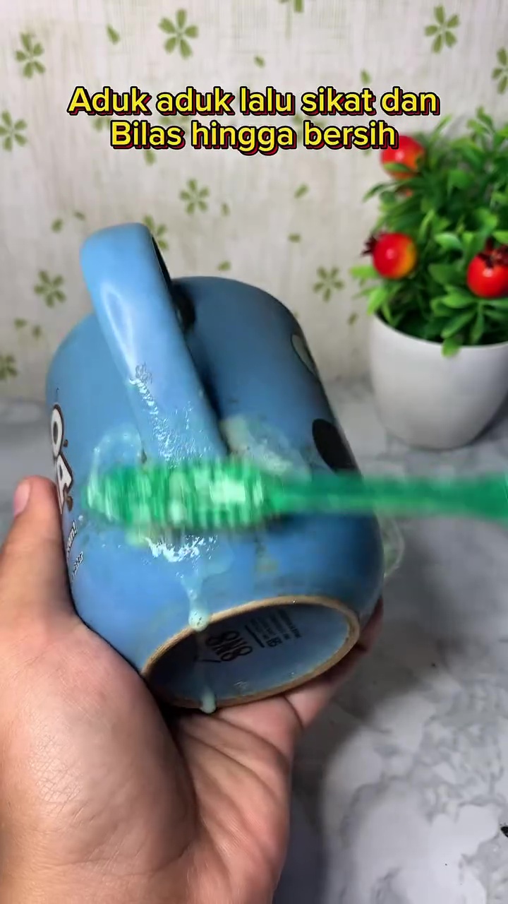 Solusi cerdas membersihkan noda kerak membandel di gelas keramik agar awet bersih dan berkilau