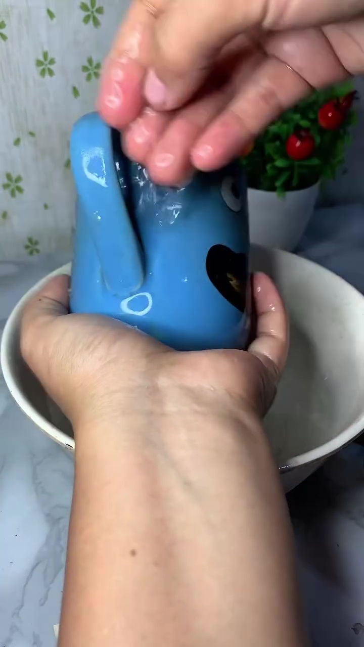 Solusi cerdas membersihkan noda kerak membandel di gelas keramik agar awet bersih dan berkilau