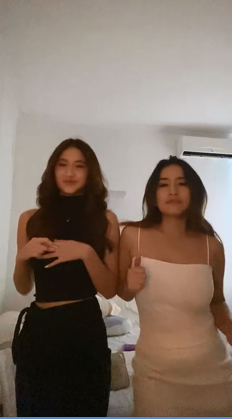 Beda usianya 22 tahun tapi bak seumuran, intip 11 potret kebersamaan Risma Nilawati dan putrinya Leya