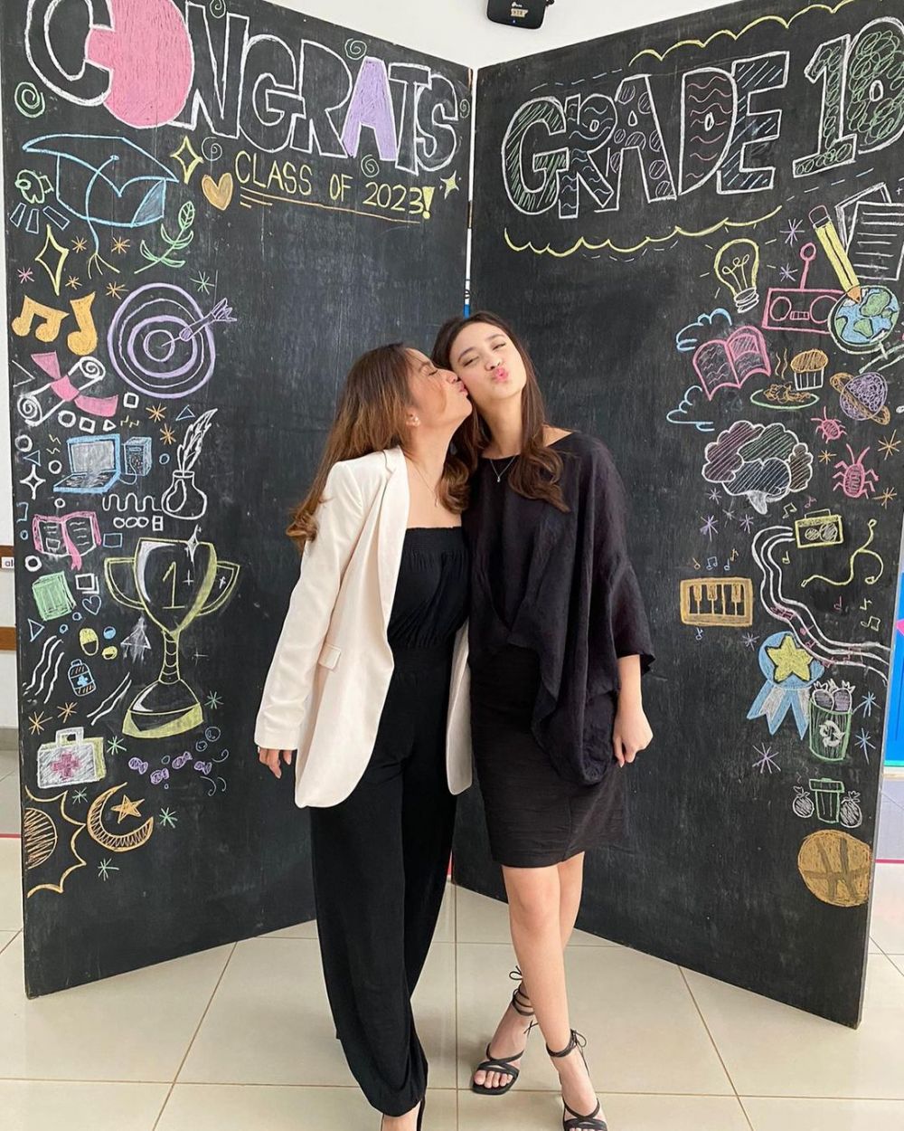 Beda usianya 22 tahun tapi bak seumuran, intip 11 potret kebersamaan Risma Nilawati dan putrinya Leya