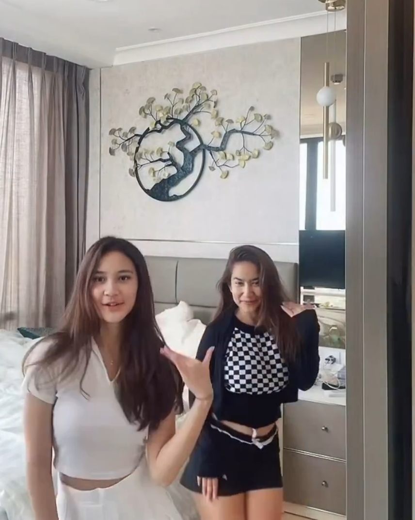 Beda usianya 22 tahun tapi bak seumuran, intip 11 potret kebersamaan Risma Nilawati dan putrinya Leya