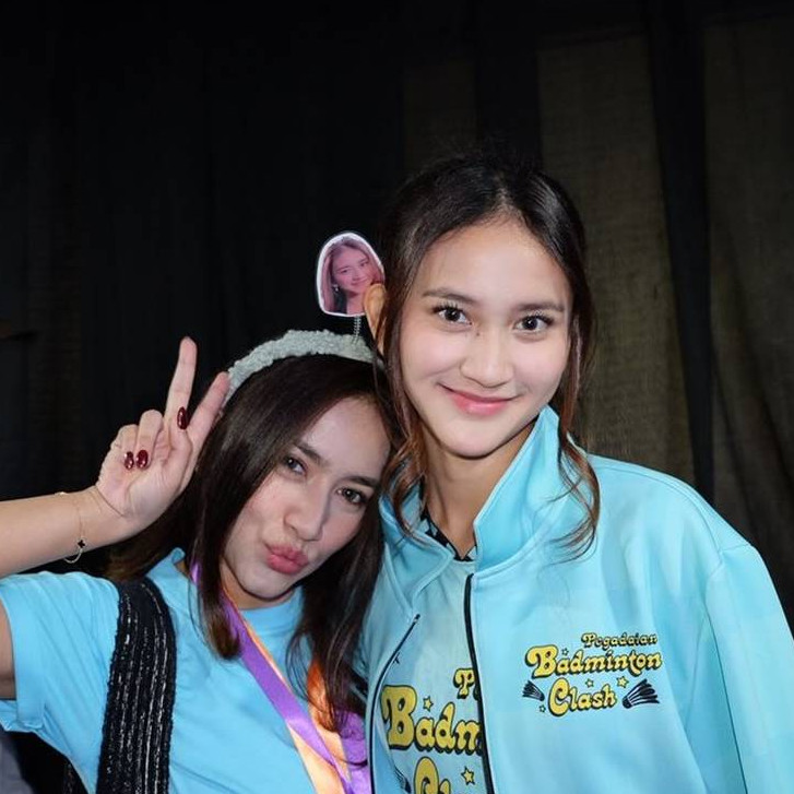 Beda usianya 22 tahun tapi bak seumuran, intip 11 potret kebersamaan Risma Nilawati dan putrinya Leya