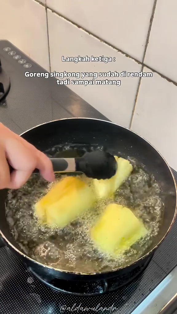 Tak harus direbus atau dikukus dulu, singkong goreng bisa empuk merekah dengan cara praktis ini