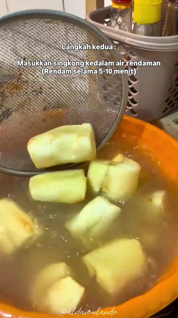 Tak harus direbus atau dikukus dulu, singkong goreng bisa empuk merekah dengan cara praktis ini