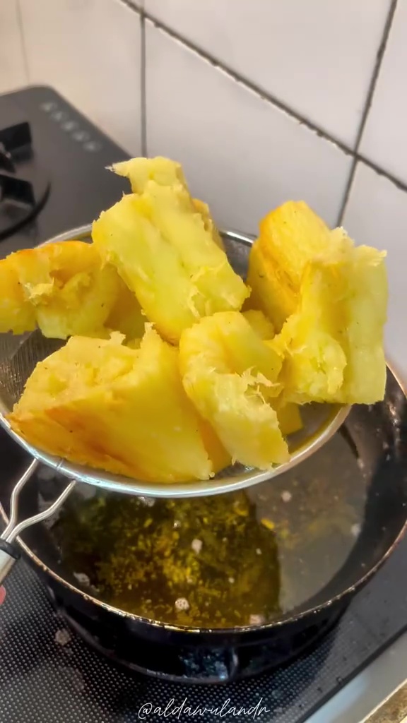 Tak harus direbus atau dikukus dulu, singkong goreng bisa empuk merekah dengan cara praktis ini