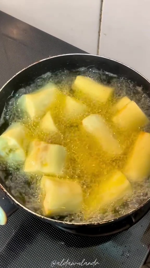 Tak harus direbus atau dikukus dulu, singkong goreng bisa empuk merekah dengan cara praktis ini