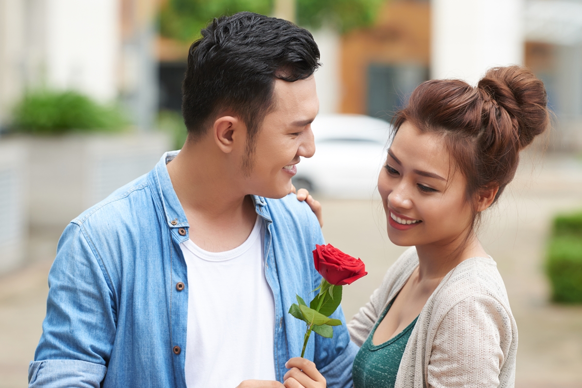 100 Kata-kata gombalan maut lucu, bikin senyum lepas bareng pasangan