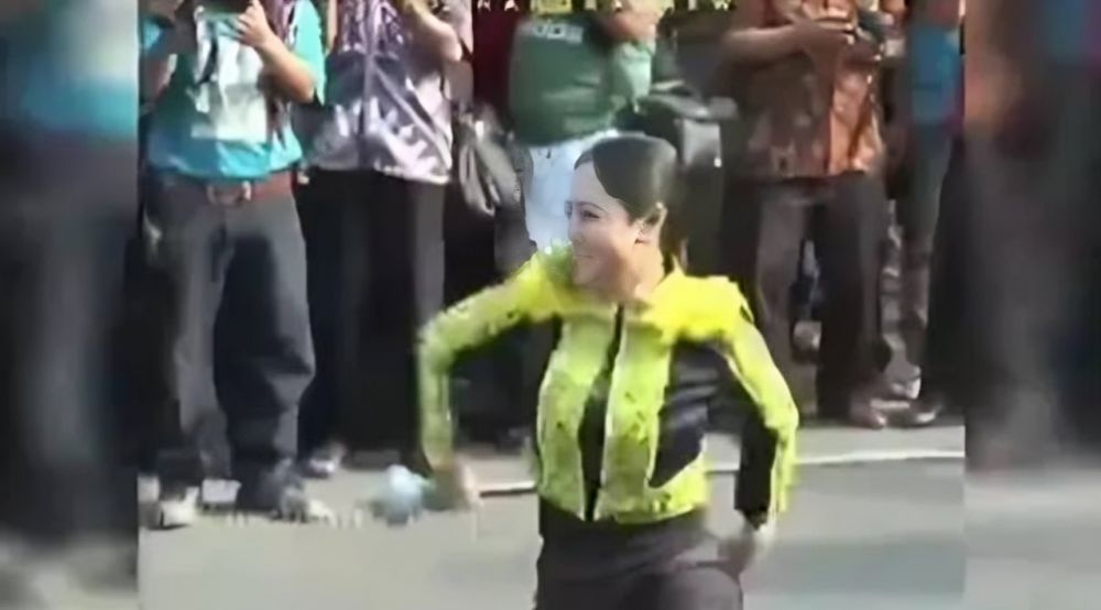 Bakat tampilnya sudah ada sejak kecil, 5 potret lawas Dewi Perssik pernah jadi mayoret ini bikin kagum