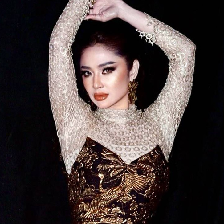 Bakat tampilnya sudah ada sejak kecil, 5 potret lawas Dewi Perssik pernah jadi mayoret ini bikin kagum