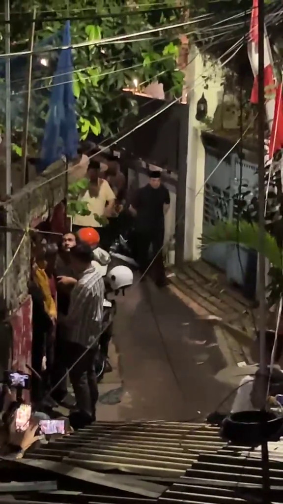 9 Potret Prabowo Subianto temui keluarga Affan Kurniawan, salami dan peluk orang tua mendiang