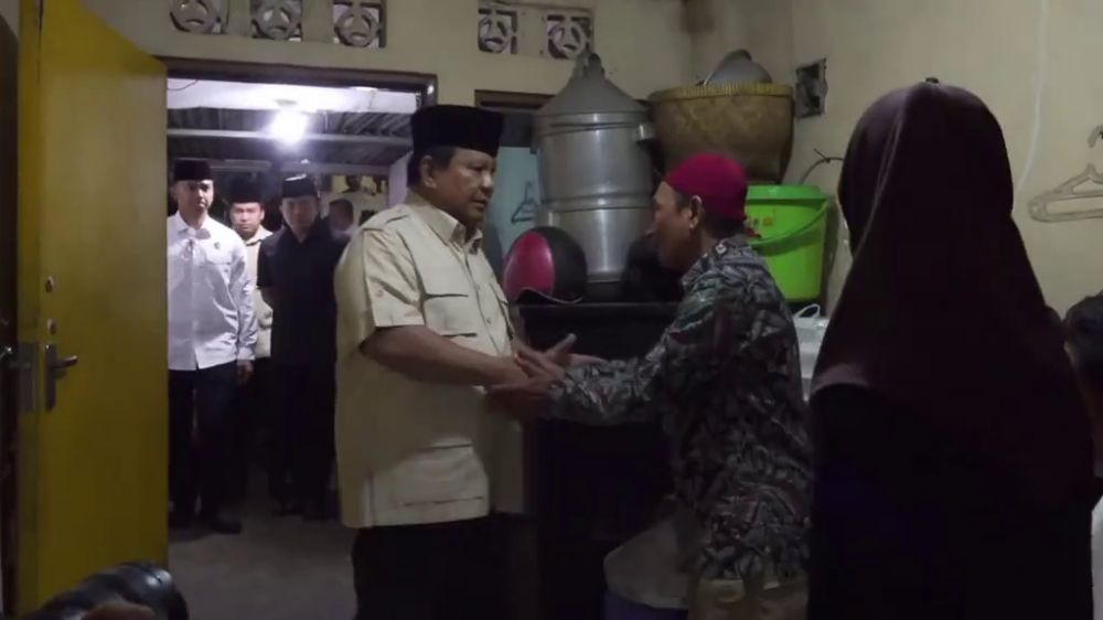9 Potret Prabowo Subianto temui keluarga Affan Kurniawan, salami dan peluk orang tua mendiang