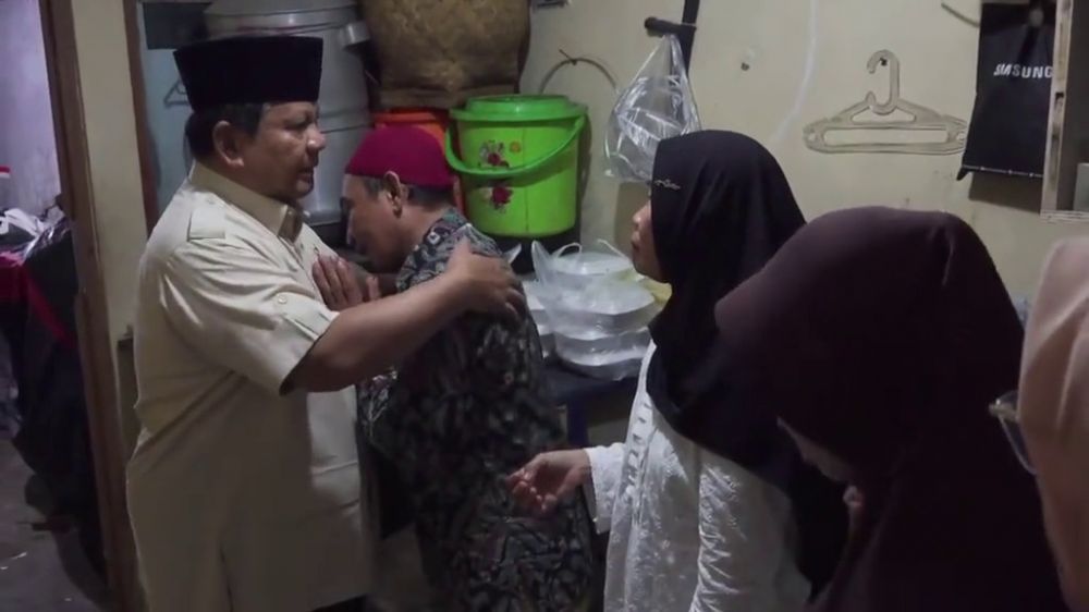 9 Potret Prabowo Subianto temui keluarga Affan Kurniawan, salami dan peluk orang tua mendiang