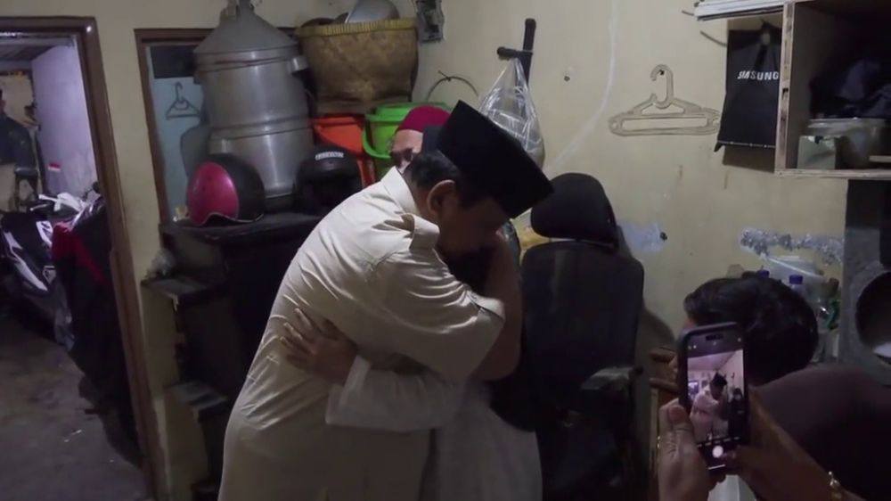 9 Potret Prabowo Subianto temui keluarga Affan Kurniawan, salami dan peluk orang tua mendiang