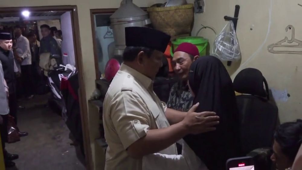 9 Potret Prabowo Subianto temui keluarga Affan Kurniawan, salami dan peluk orang tua mendiang