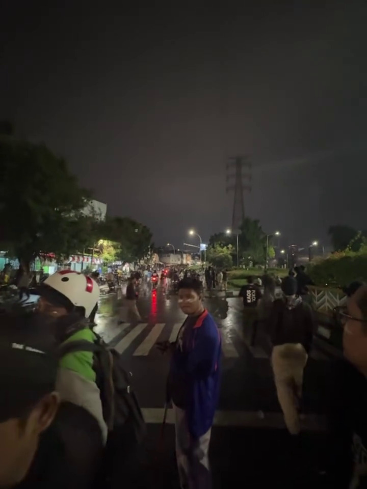 9 Potret Young Lex buka posko medis untuk pendemo, ikut antar makanan dan bantuan buat medis