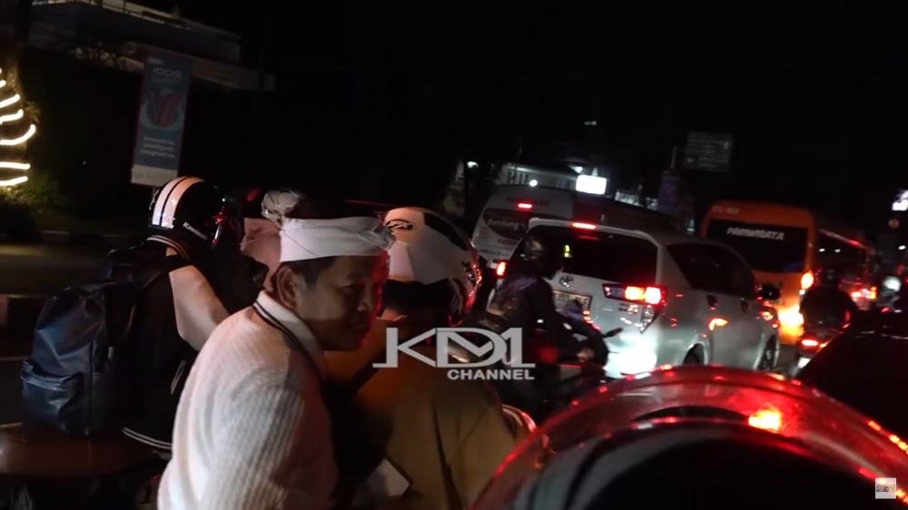 7 Potret Dedi Mulyadi sambangi lokasi demo di gedung DPRD Jabar, dilempari botol oleh pendemo