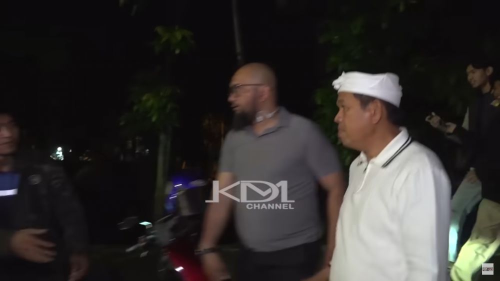 7 Potret Dedi Mulyadi sambangi lokasi demo di gedung DPRD Jabar, dilempari botol oleh pendemo