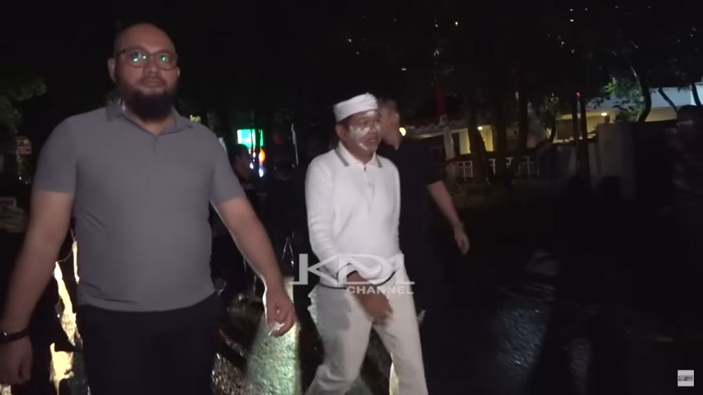 7 Potret Dedi Mulyadi sambangi lokasi demo di gedung DPRD Jabar, dilempari botol oleh pendemo