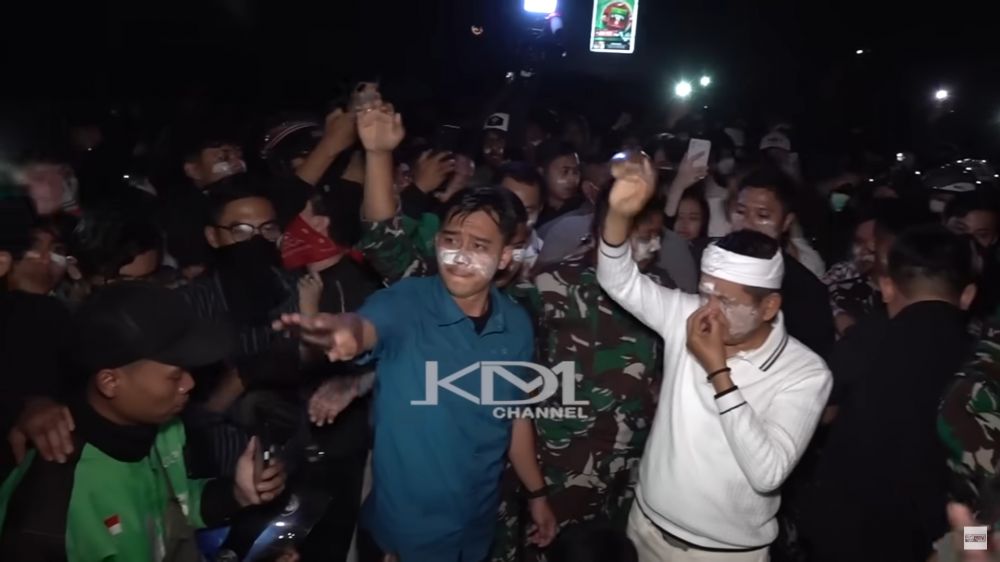 7 Potret Dedi Mulyadi sambangi lokasi demo di gedung DPRD Jabar, dilempari botol oleh pendemo