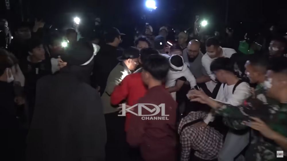 7 Potret Dedi Mulyadi sambangi lokasi demo di gedung DPRD Jabar, dilempari botol oleh pendemo