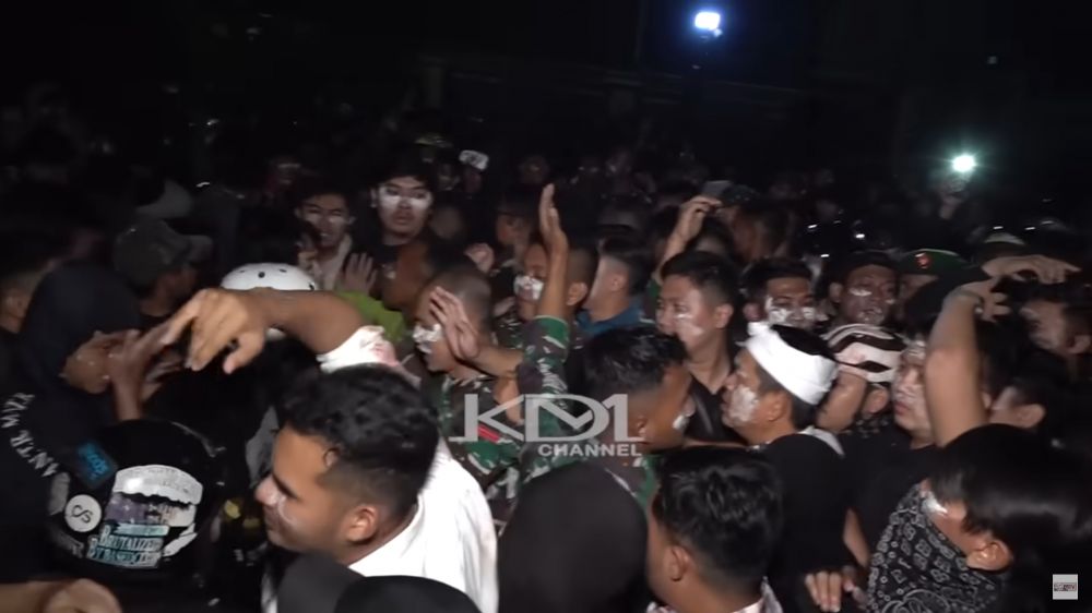 7 Potret Dedi Mulyadi sambangi lokasi demo di gedung DPRD Jabar, dilempari botol oleh pendemo