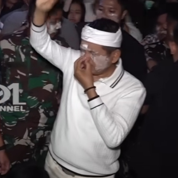 7 Potret Dedi Mulyadi sambangi lokasi demo di gedung DPRD Jabar, dilempari botol oleh pendemo