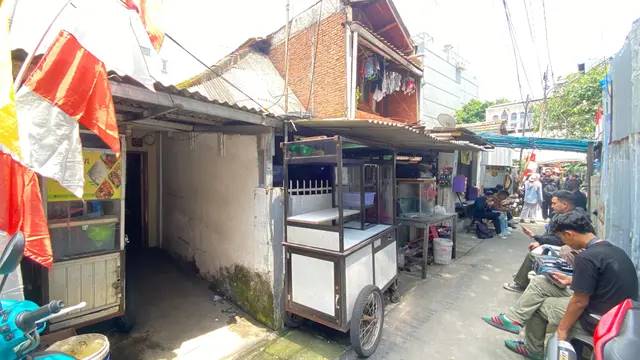 Potret rumah kontrakan Affan Kurniawan dalam gang sempit di tengah megahnya gedung Jakarta