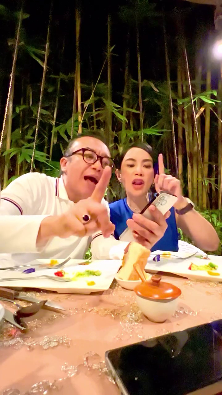 9 Potret Ari Lasso dan Dearly Joshua liburan bareng di Bali, sudah akrab banget dengan anak-anak