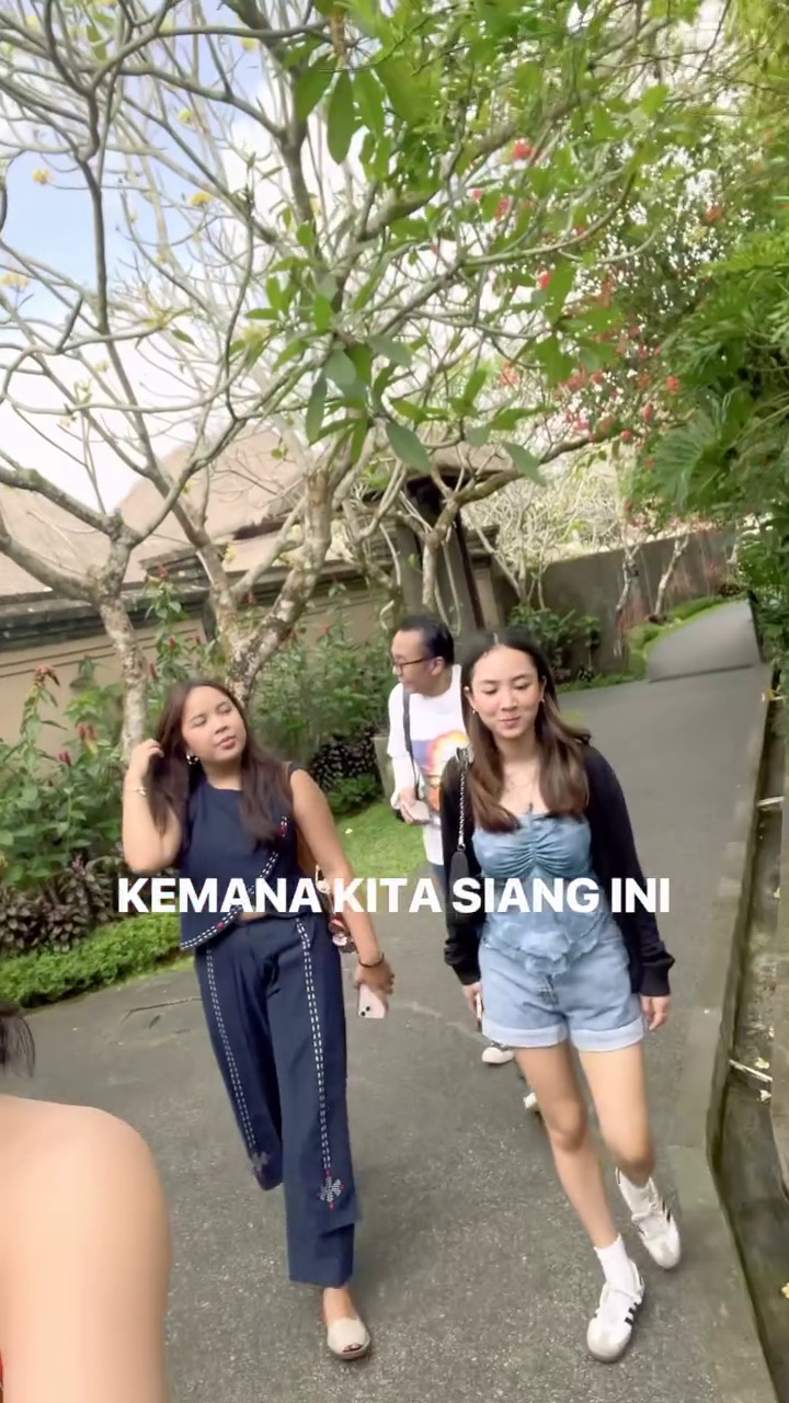 9 Potret Ari Lasso dan Dearly Joshua liburan bareng di Bali, sudah akrab banget dengan anak-anak