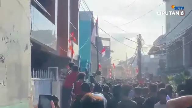 Detik-detik rumah Ahmad Sahroni digeruduk massa, kaca mobil pecah sampai patung Iron Man dibawa keluar