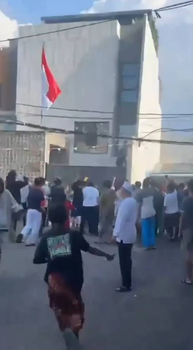 Detik-detik rumah Ahmad Sahroni digeruduk massa, kaca mobil pecah sampai patung Iron Man dibawa keluar