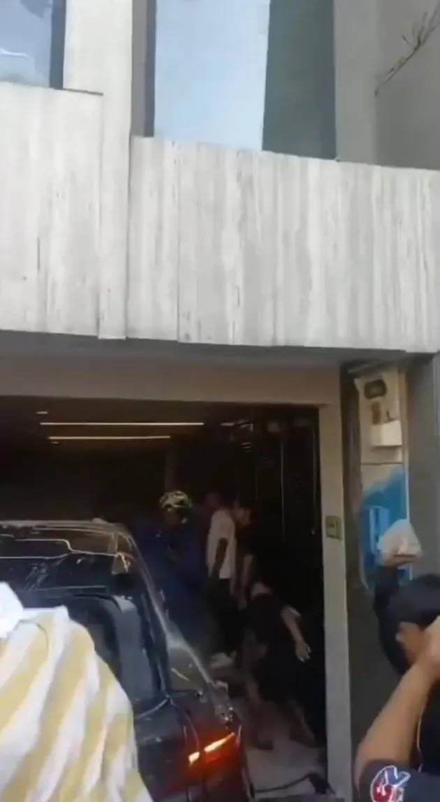 Detik-detik rumah Ahmad Sahroni digeruduk massa, kaca mobil pecah sampai patung Iron Man dibawa keluar