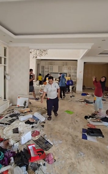 9 Potret porak porandanya rumah mewah Uya Kuya usai dijarah massa, kucing peliharaan ikut raib