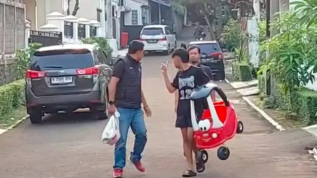 Itikad baik dua pemuda kembalikan barang jarahan tercecer ke rumah Sri Mulyani