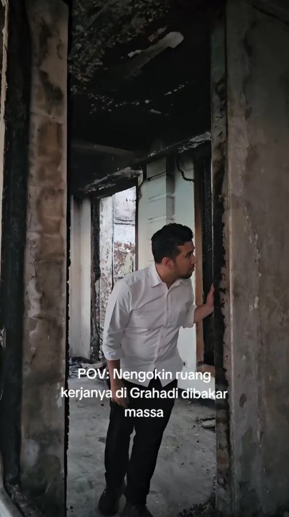 9 Potret Emil Dardak meratapi puing-puing ruang kerjanya di Gedung Grahadi yang terbakar