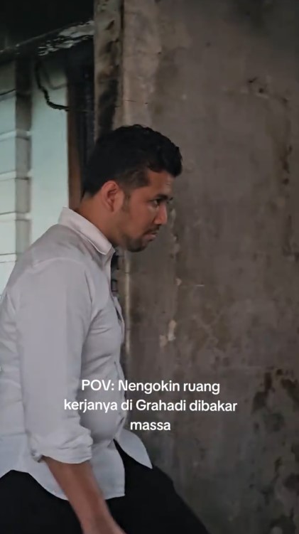 9 Potret Emil Dardak meratapi puing-puing ruang kerjanya di Gedung Grahadi yang terbakar