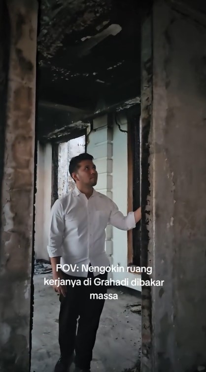 9 Potret Emil Dardak meratapi puing-puing ruang kerjanya di Gedung Grahadi yang terbakar