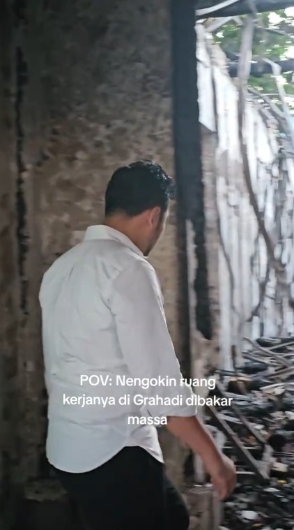 9 Potret Emil Dardak meratapi puing-puing ruang kerjanya di Gedung Grahadi yang terbakar