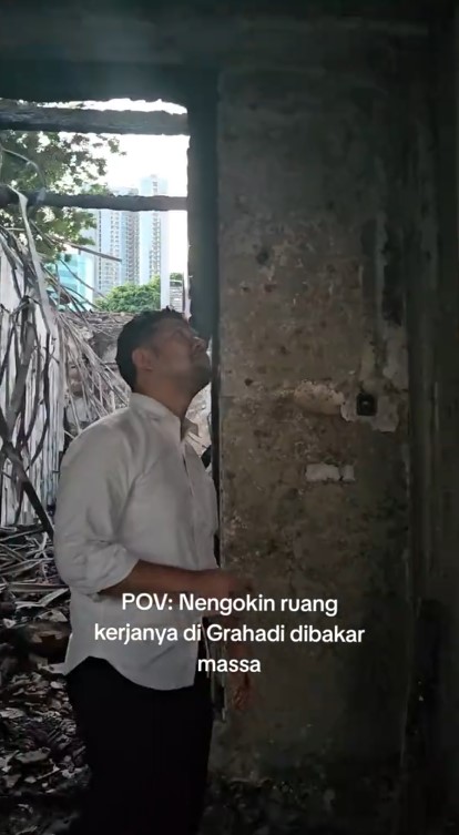 9 Potret Emil Dardak meratapi puing-puing ruang kerjanya di Gedung Grahadi yang terbakar