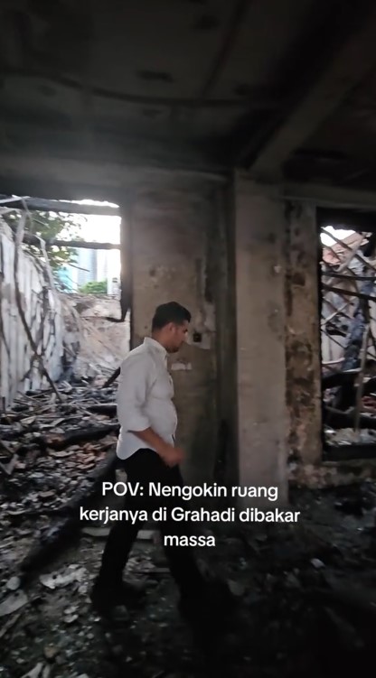9 Potret Emil Dardak meratapi puing-puing ruang kerjanya di Gedung Grahadi yang terbakar