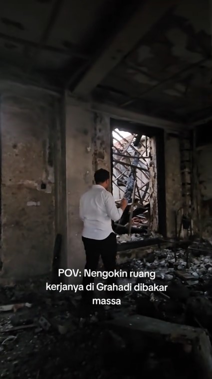 9 Potret Emil Dardak meratapi puing-puing ruang kerjanya di Gedung Grahadi yang terbakar