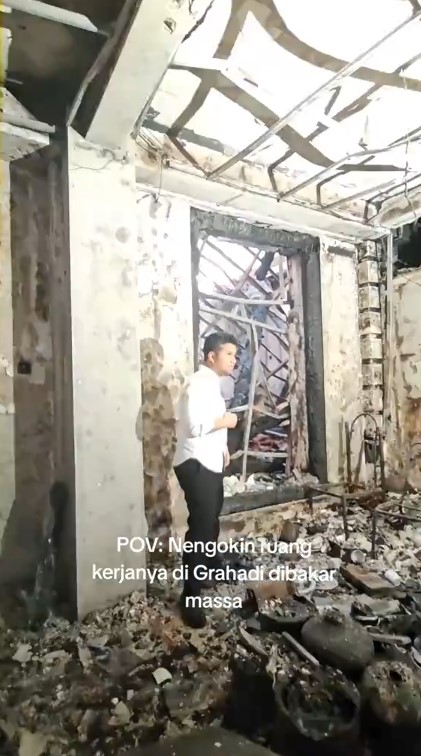 9 Potret Emil Dardak meratapi puing-puing ruang kerjanya di Gedung Grahadi yang terbakar