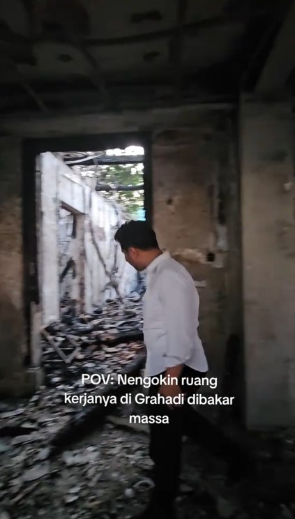 9 Potret Emil Dardak meratapi puing-puing ruang kerjanya di Gedung Grahadi yang terbakar