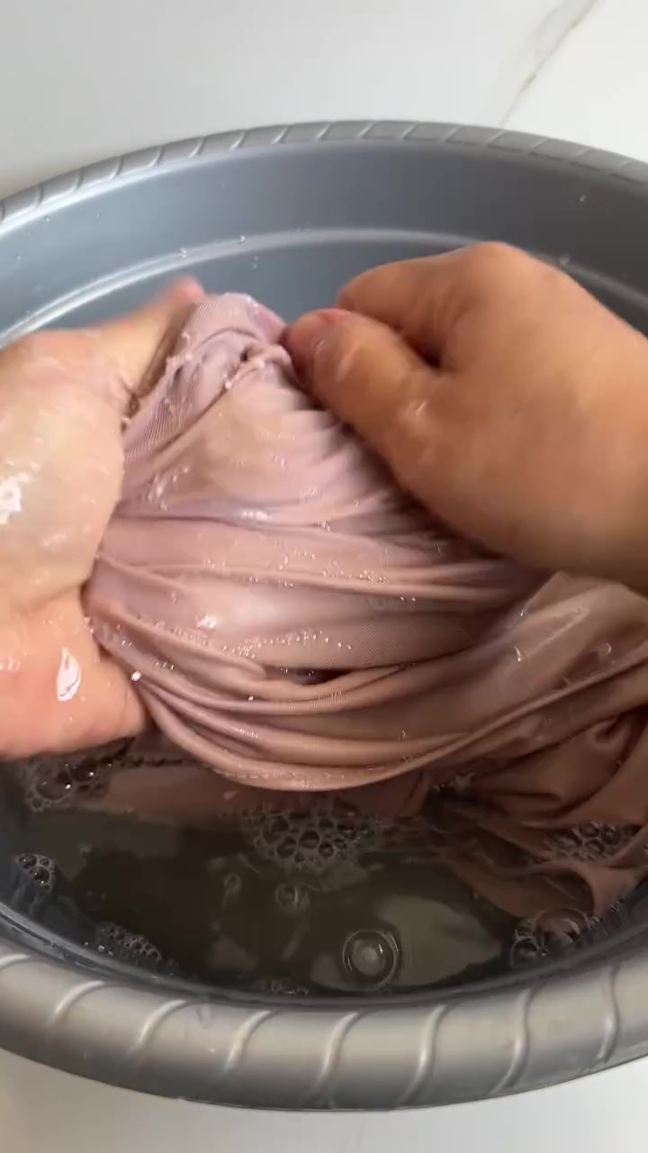 Jangan cuma dicuci pakai detergen, cara ampuh cuci basmi noda cokelat di baju pakai tambahan 1 bahan