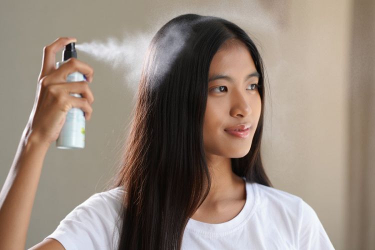 Nggak perlu mahal, begini cara membuat spray rambut alami anti rontok di rumah